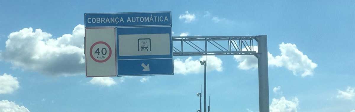Placas refletivas para sinalização viária